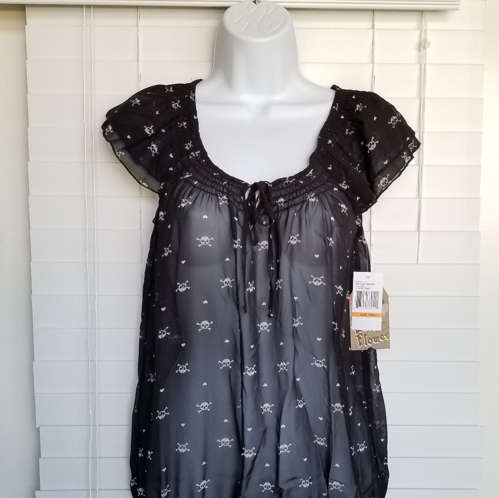 NWT Junior Size Small Skull Blouse